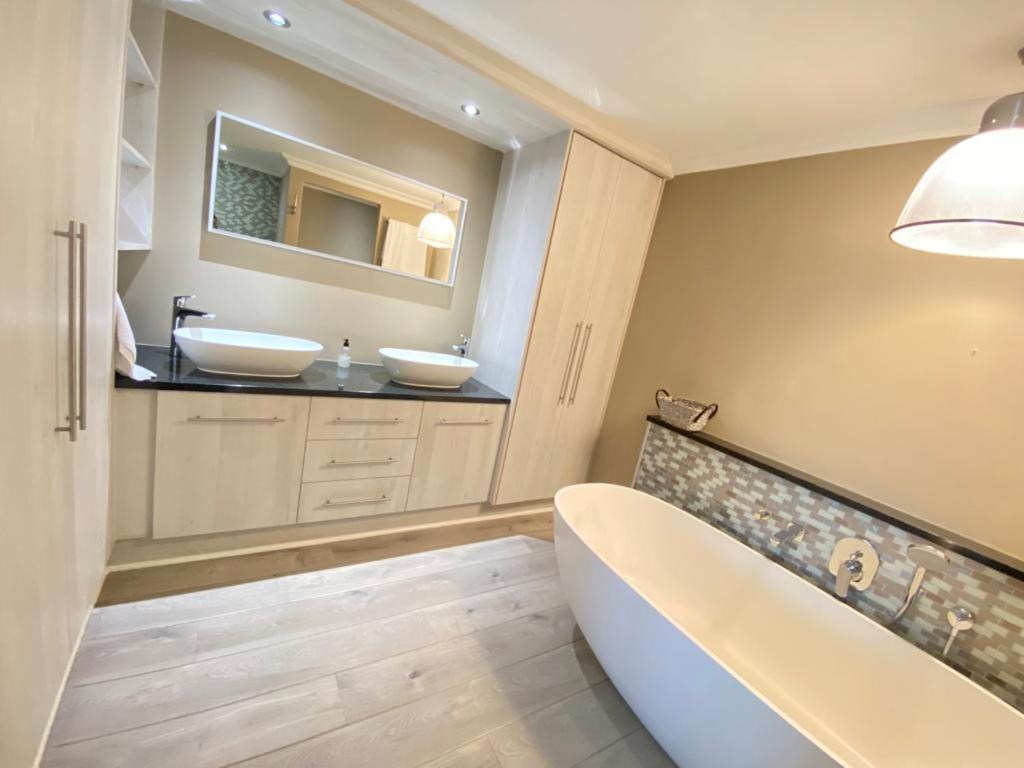 סטראנד Loddey'S Self Catering Apartments - By Beach Collection מראה חיצוני תמונה