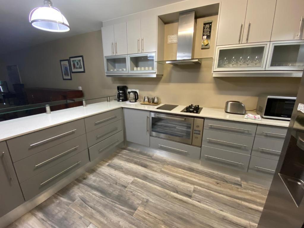 סטראנד Loddey'S Self Catering Apartments - By Beach Collection מראה חיצוני תמונה